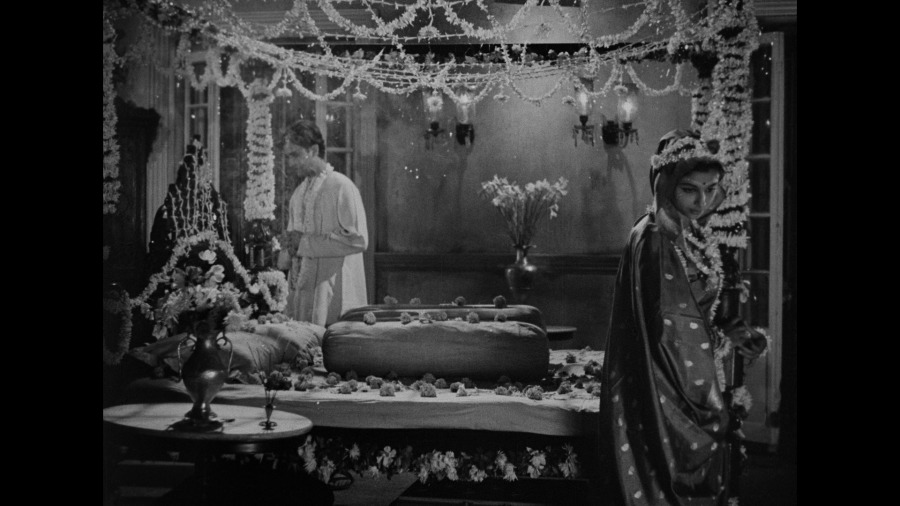 Screen capture from Apur Sansar