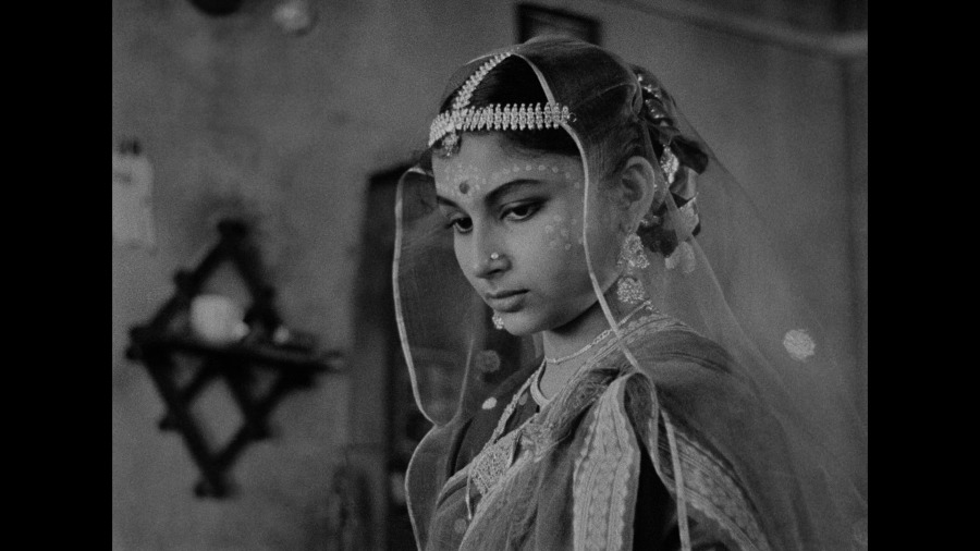 Screen capture from Apur Sansar