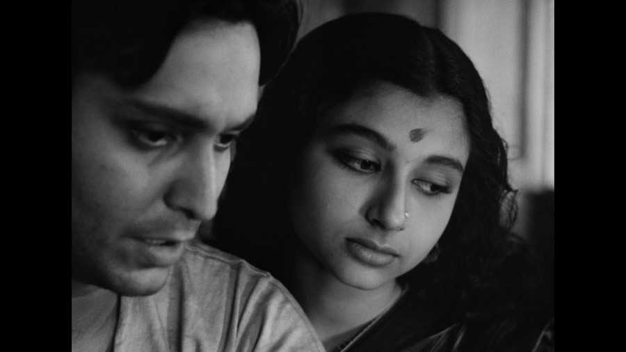Screen capture from Apur Sansar