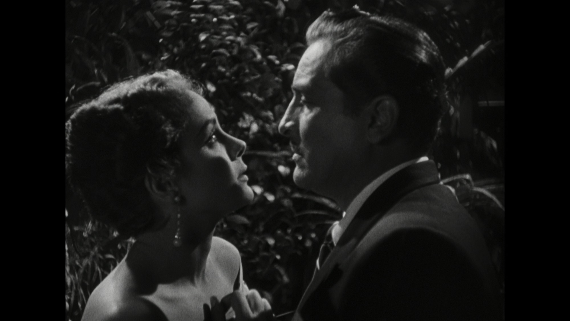 Screen capture from Él