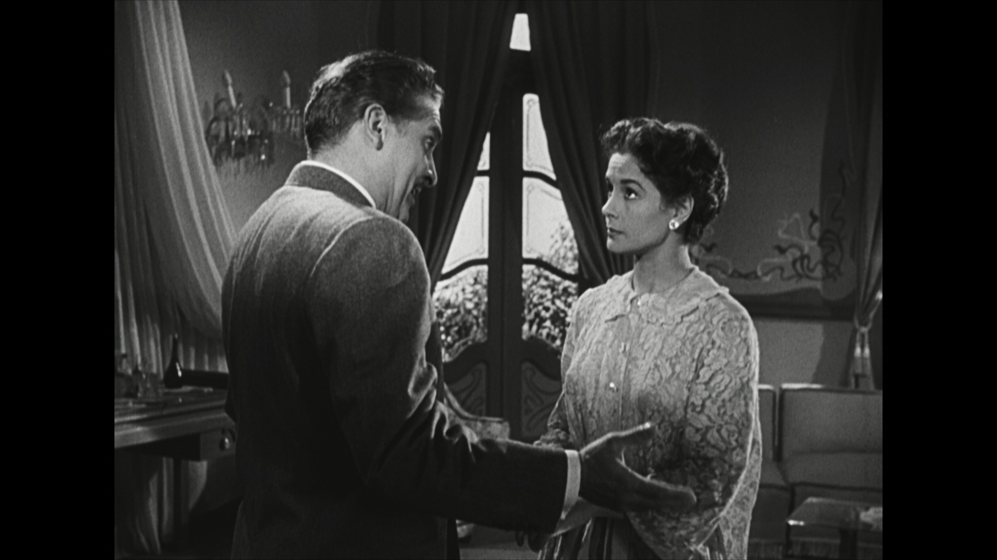 Screen capture from Él