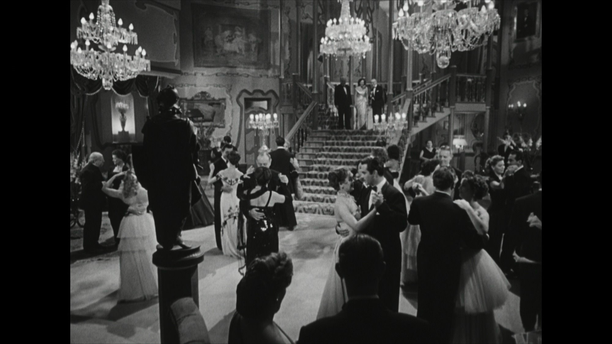 Screen capture from Él