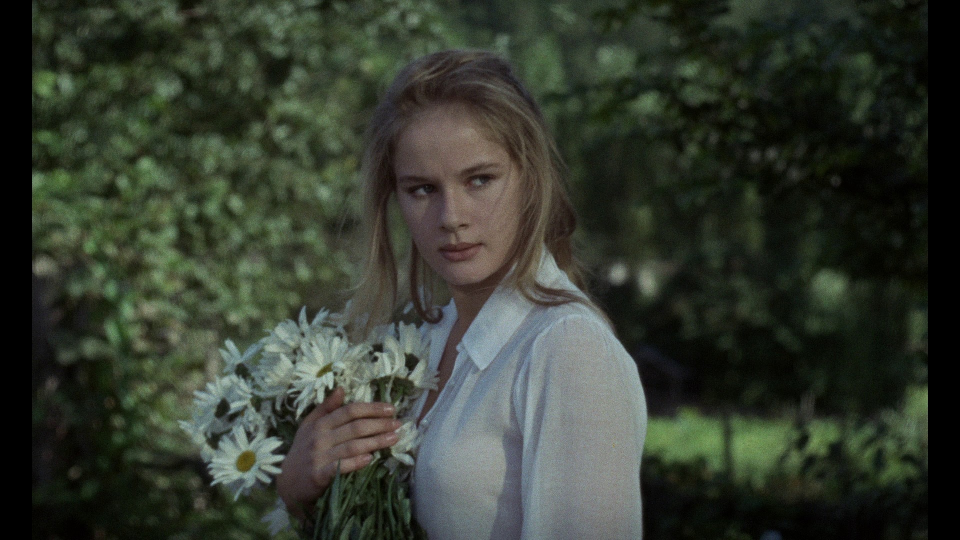 Screen capture from Une femme douce