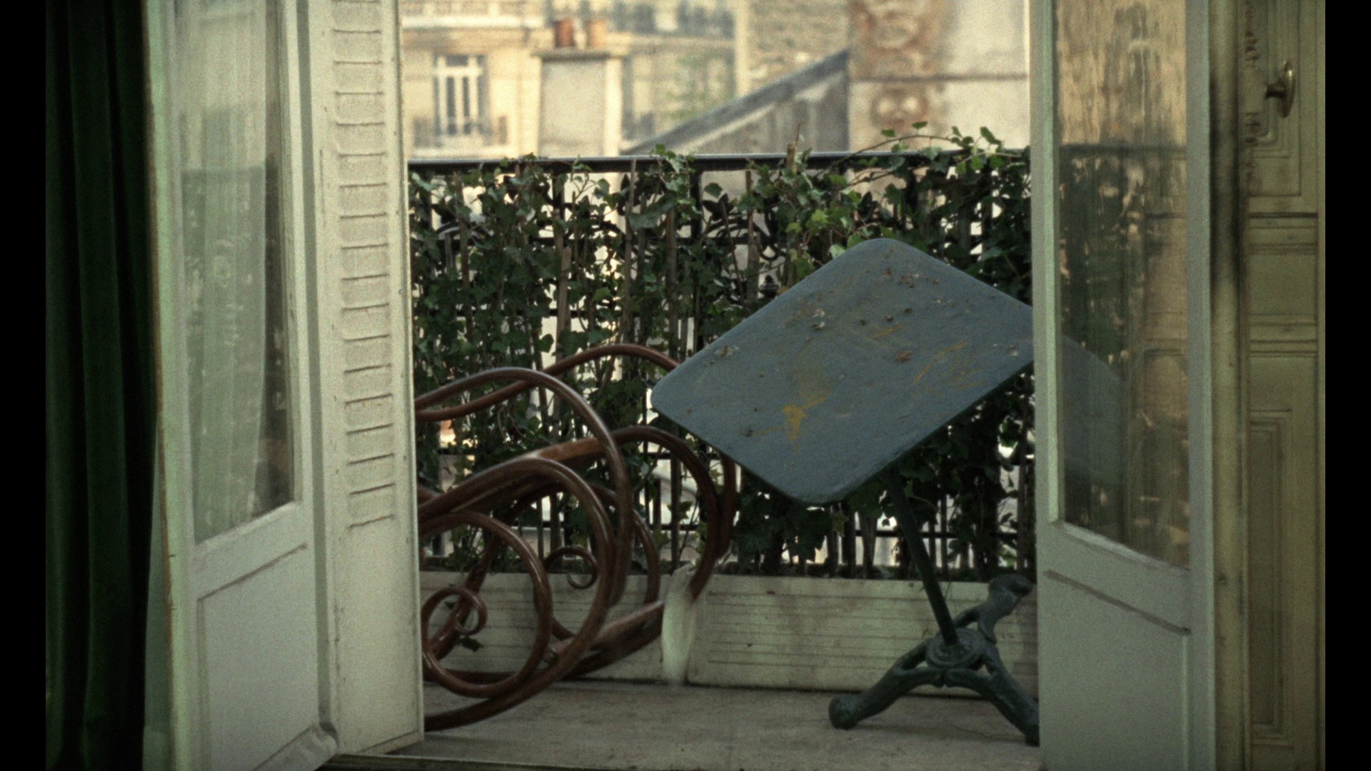 Screen capture from Une femme douce