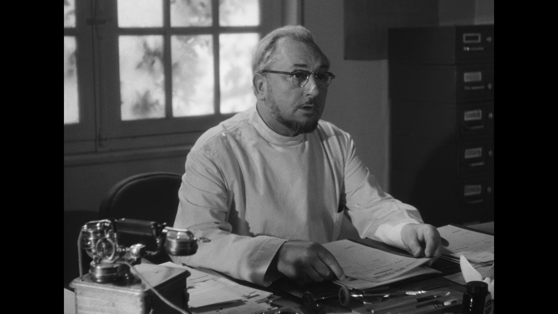 Screen capture from La tête contre les murs