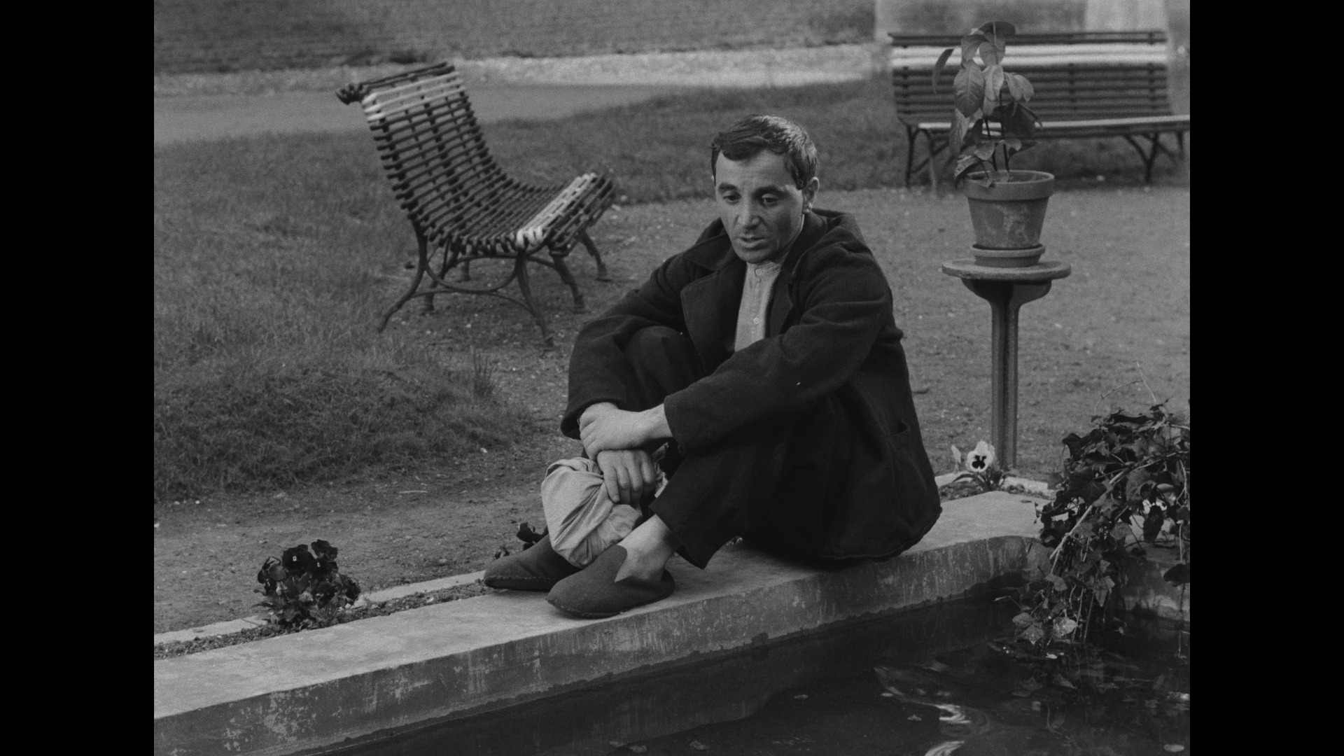 Screen capture from La tête contre les murs