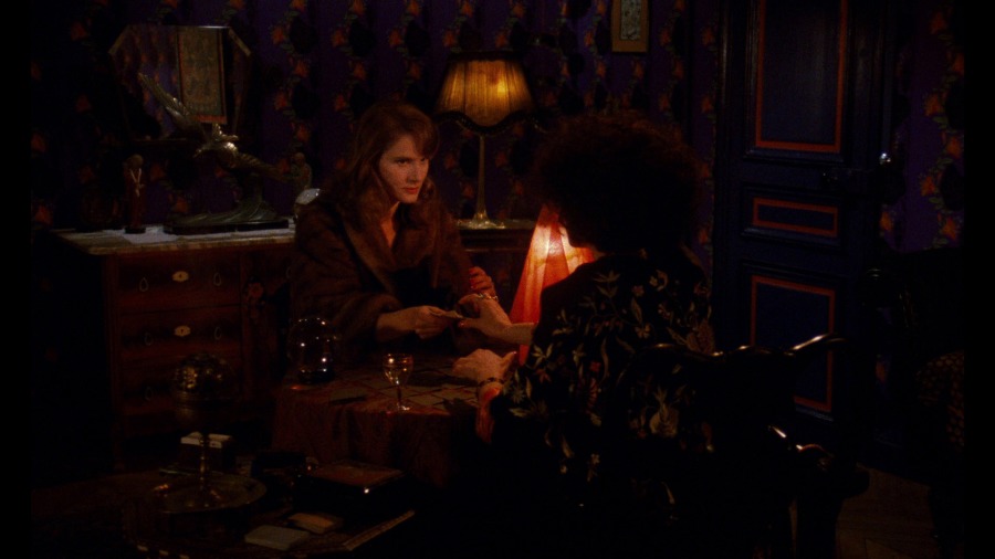 Screen capture from Une chambre en ville