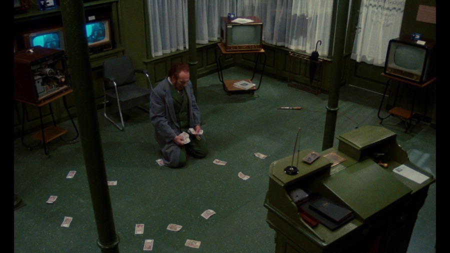 Screen capture from Une chambre en ville