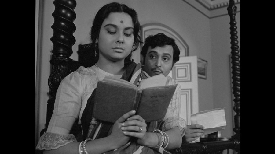 Screen capture from Charulata