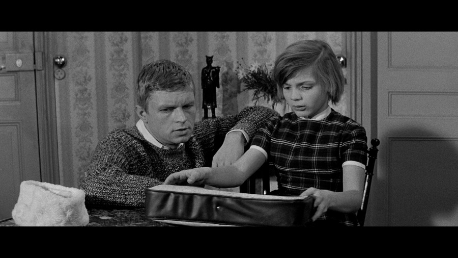 Screen capture from Sundays and Cybèle