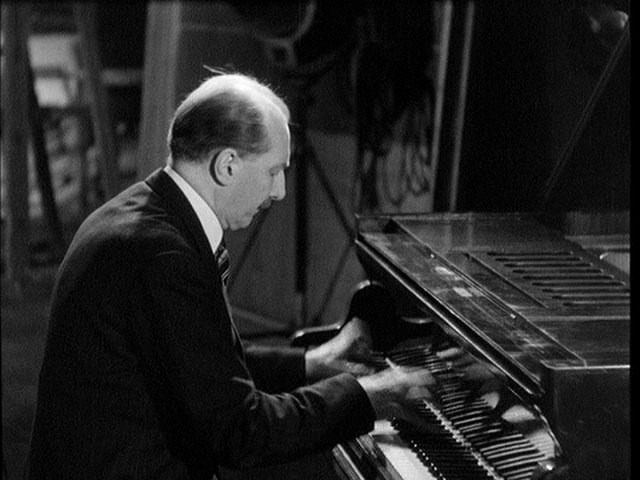 Screen capture from Presenting Sacha Guitry