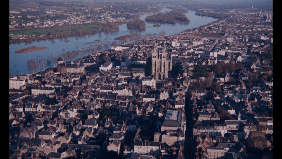 Screen capture from Pierre Etaix