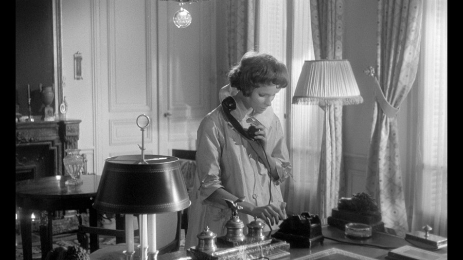 Screen capture from Eyes Without a Face