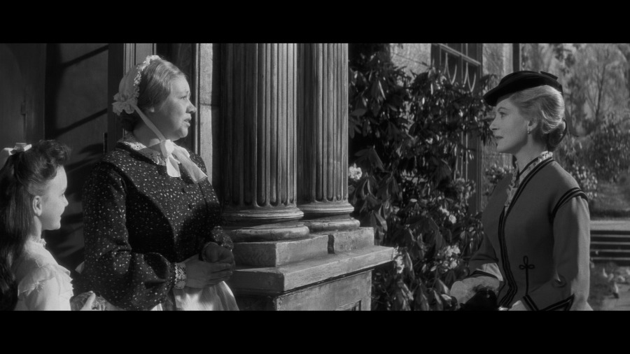 Screen capture from The Innocents