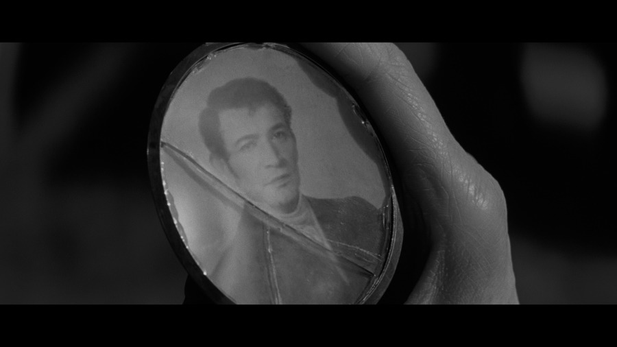 Screen capture from The Innocents