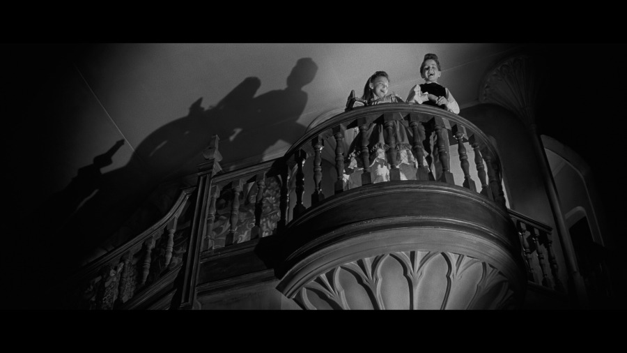 Screen capture from The Innocents