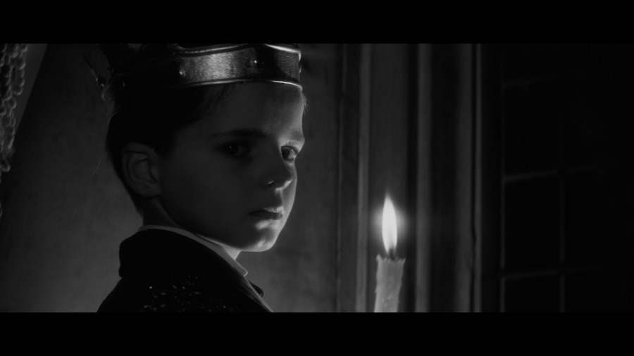 Screen capture from The Innocents