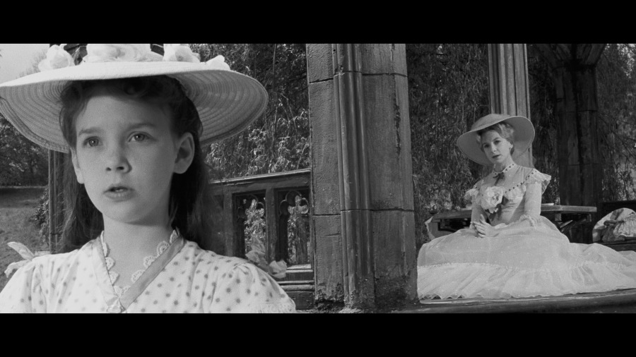 Screen capture from The Innocents