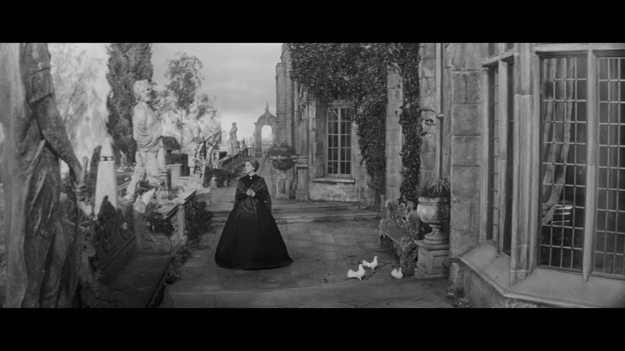 Screen capture from The Innocents