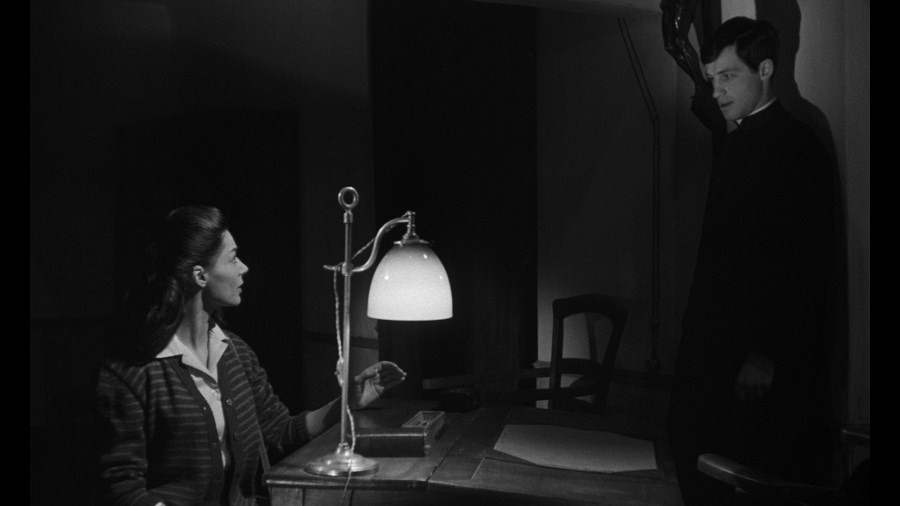 Screen capture from Léon Morin, Priest