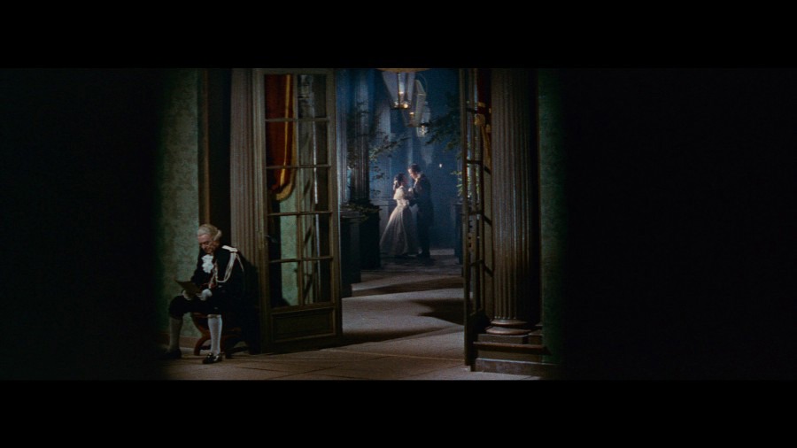 Screen capture from Lola Montès