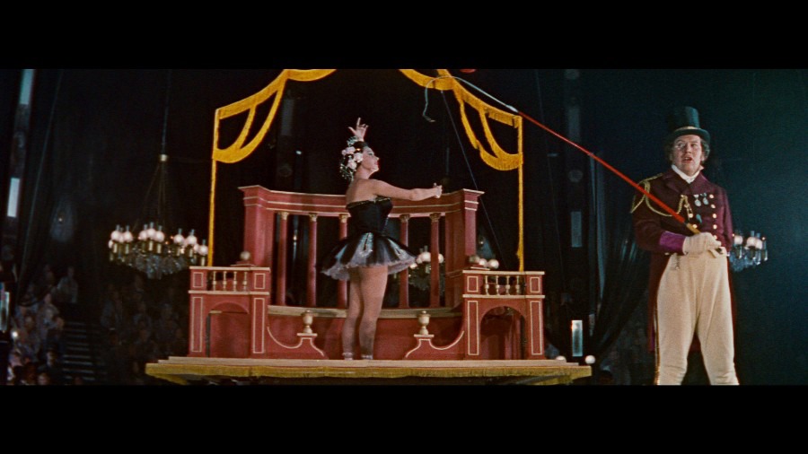 Screen capture from Lola Montès