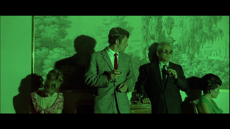 Screen capture from Pierrot le fou