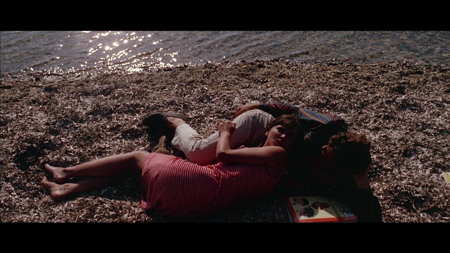Screen capture from Pierrot le fou