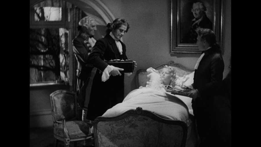 Screen capture from The Scarlet Empress