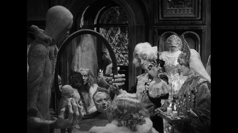 Screen capture from The Scarlet Empress