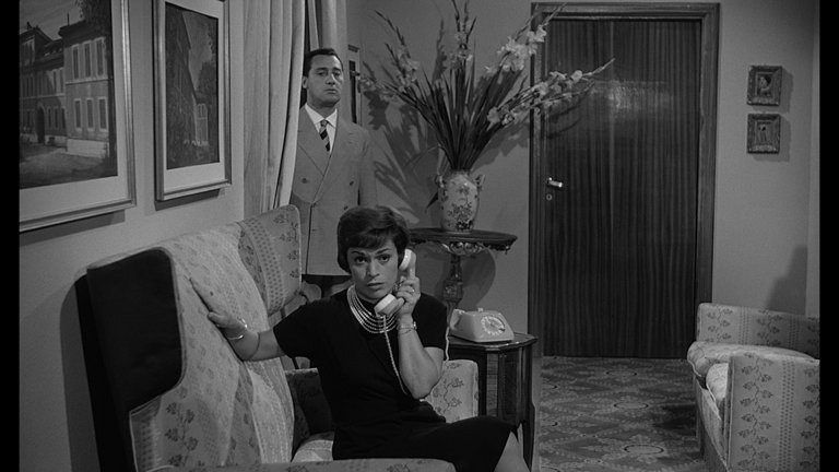 Screen capture from Commedia all'italiana
