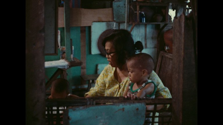 Screen capture from Insiang / Mysterious Object at Noon