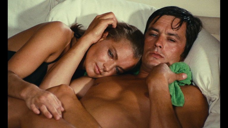 Screen capture from La piscine