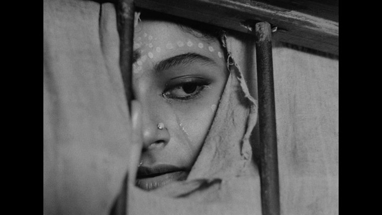 Screen capture from Apur Sansar