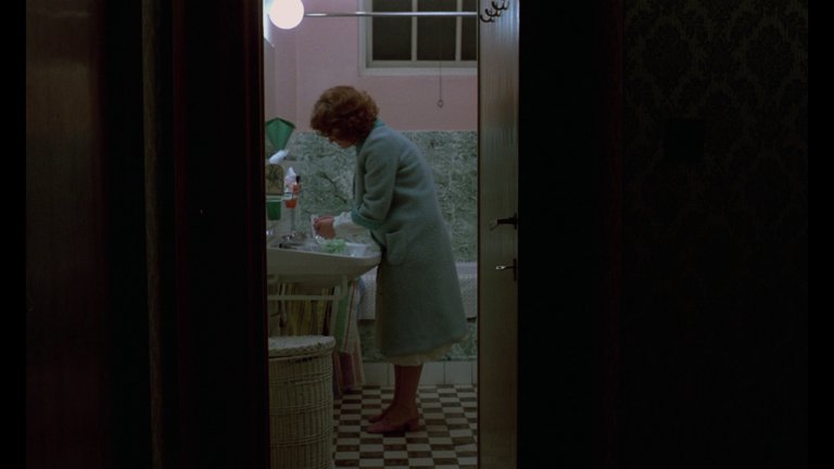 Screen capture from Jeanne Dielman, 23, quai du Commerce, 1080 Bruxelles