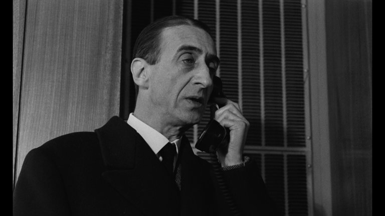 Screen capture from Le combat dans l'ile