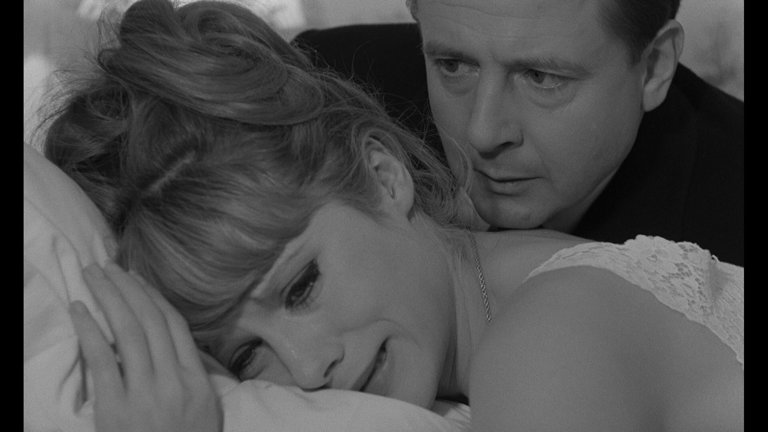 Screen capture from La peau douce