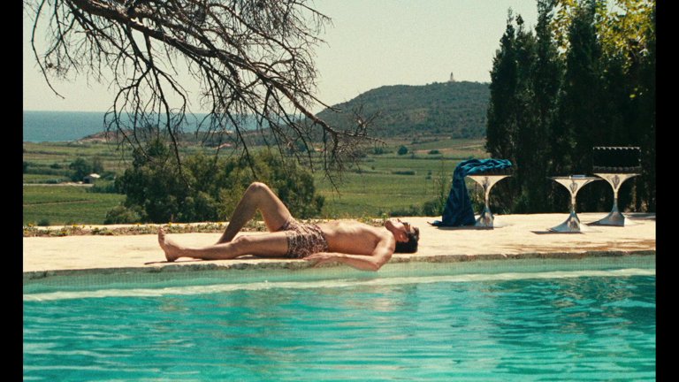 Screen capture from La piscine