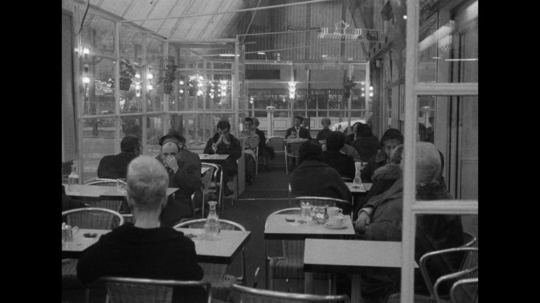 Screen capture from Masculin féminin