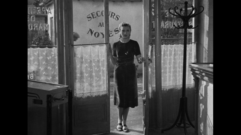 Screen capture from Hôtel du Nord