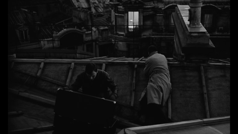 Screen capture from Le combat dans l'ile