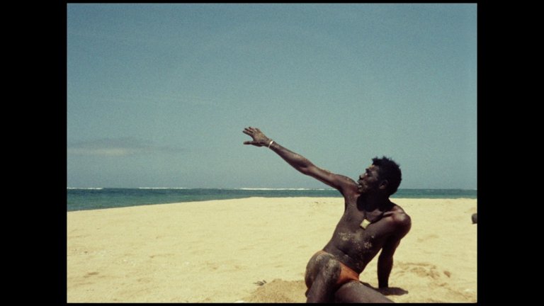 Screen capture from Touki Bouki / Redes