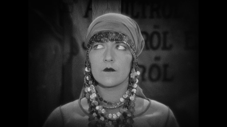 Screen capture from Freaks / The Unknown / The Mystic: Tod Browning’s Sideshow Shockers