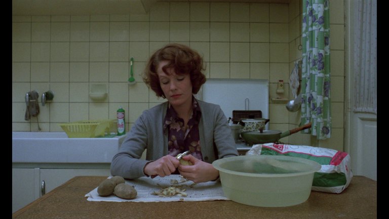 Screen capture from Jeanne Dielman, 23, quai du Commerce, 1080 Bruxelles