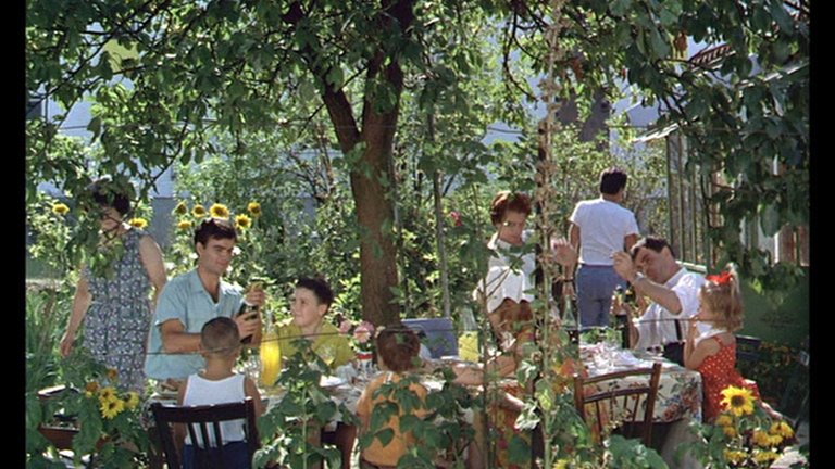 Screen capture from Le bonheur