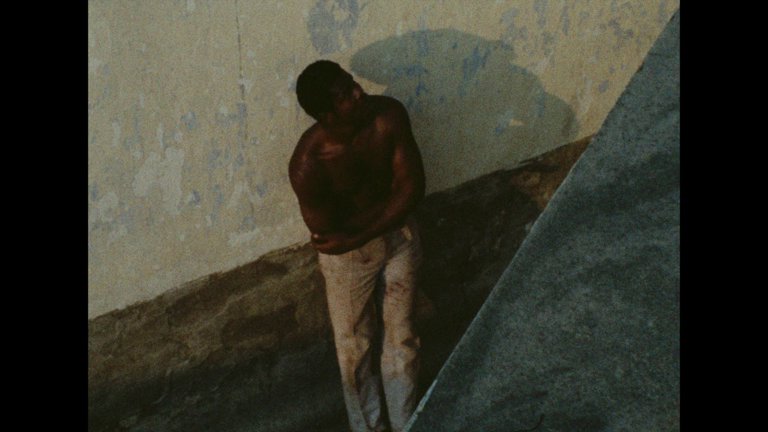 Screen capture from Sambizanga / Prisioneros de la tierra