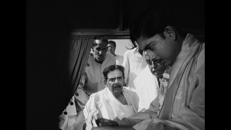 Screen capture from Apur Sansar