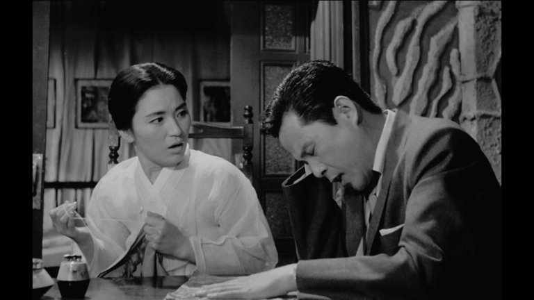 Screen capture from Trances / The Housemaid