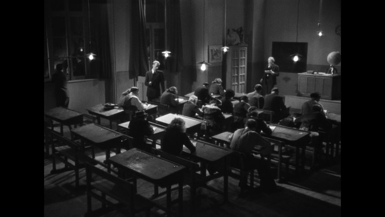 Screen capture from Le Corbeau