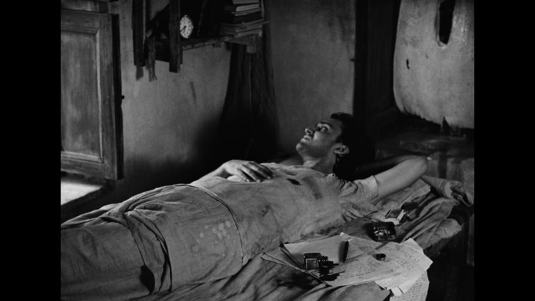 Screen capture from Apur Sansar